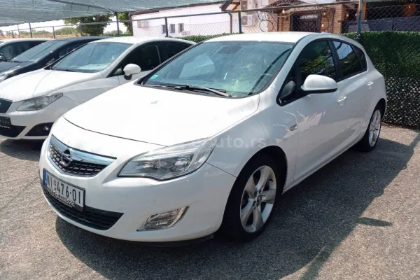 Opel Astra J — polovni automobil