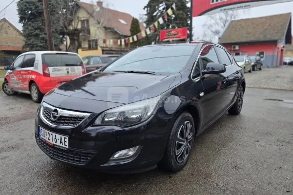 Opel Astra J — polovni automobil
