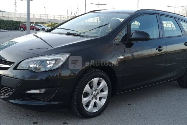 Opel Astra J — polovni automobil