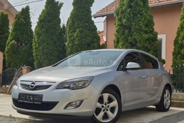 Opel Astra J — polovni automobil