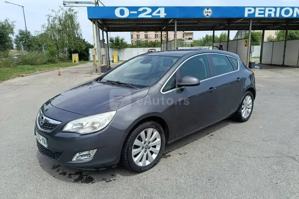 Opel Astra J — polovni automobil