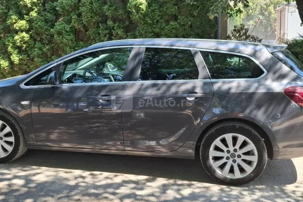 Opel Astra J — polovni automobil