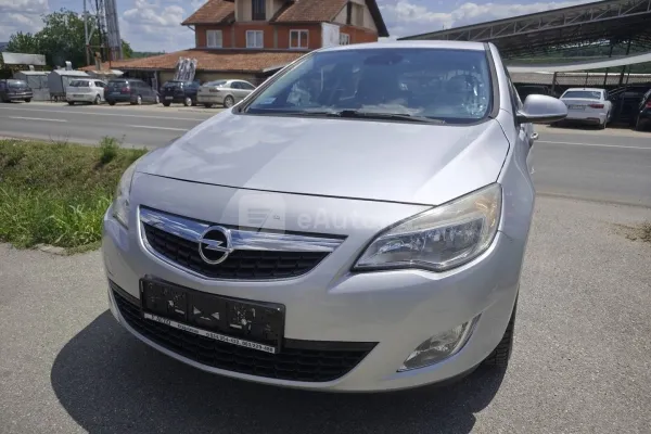 Opel Astra J — polovni automobil