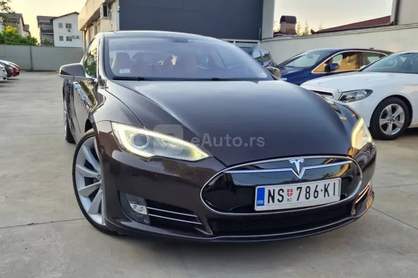 Tesla Model S — polovni automobil