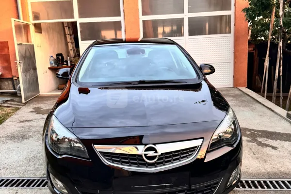 Opel Astra J — polovni automobil