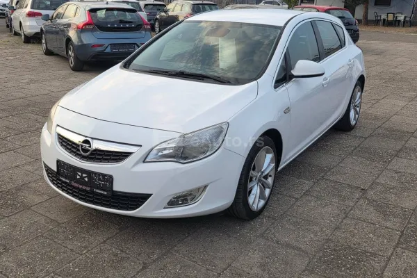 Opel Astra J — polovni automobil