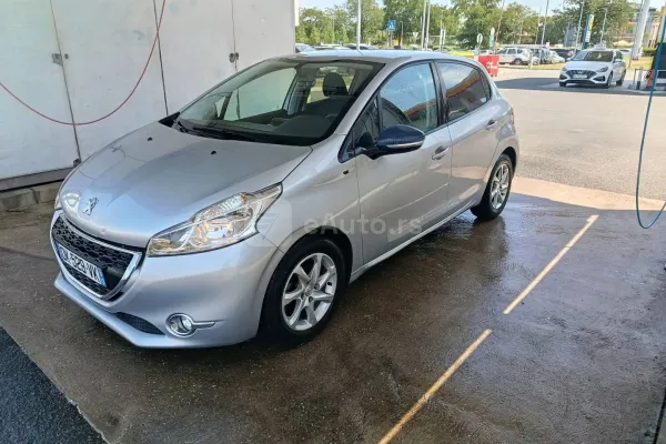Peugeot 208 — polovni automobil
