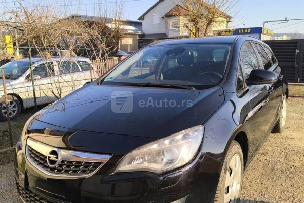 Opel Astra J — polovni automobil