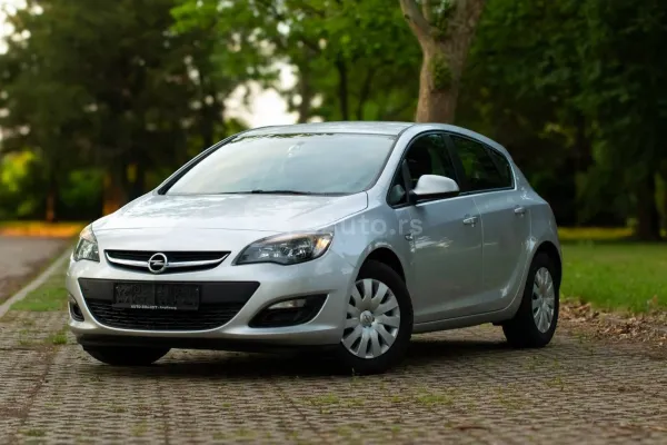 Opel Astra J — polovni automobil