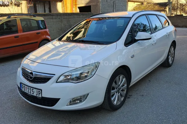 Opel Astra J — polovni automobil