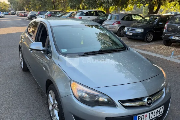 Opel Astra J — polovni automobil