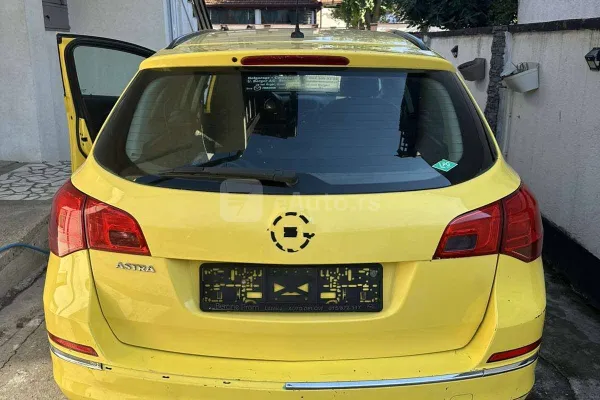 Opel Astra J — polovni automobil