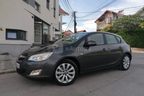 Opel Astra J — polovni automobil