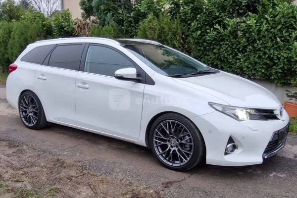 Toyota Auris — polovni automobil
