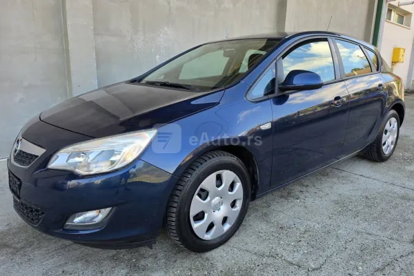 Opel Astra J — polovni automobil