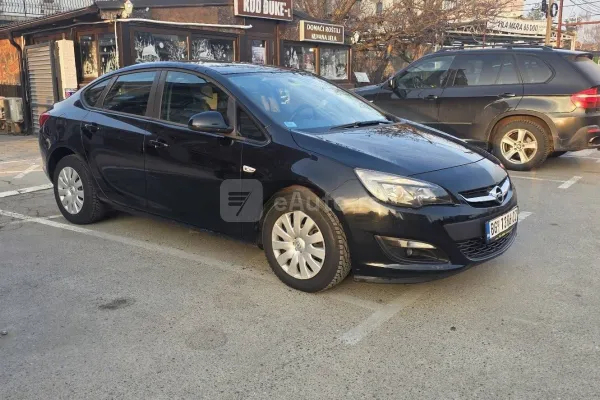 Opel Astra J — polovni automobil