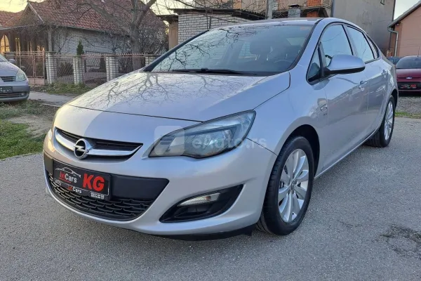 Opel Astra J — polovni automobil