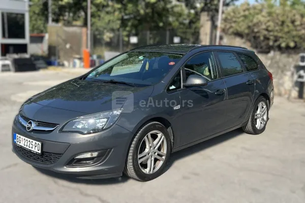 Opel Astra J — polovni automobil