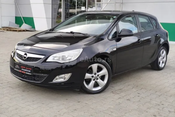 Opel Astra J — polovni automobil