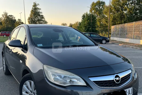 Opel Astra J — polovni automobil