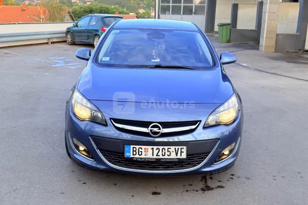 Opel Astra J — polovni automobil