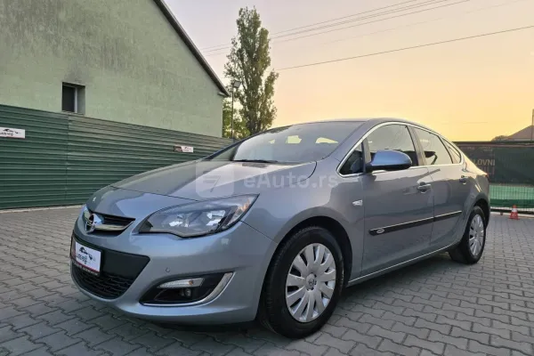 Opel Astra J — polovni automobil